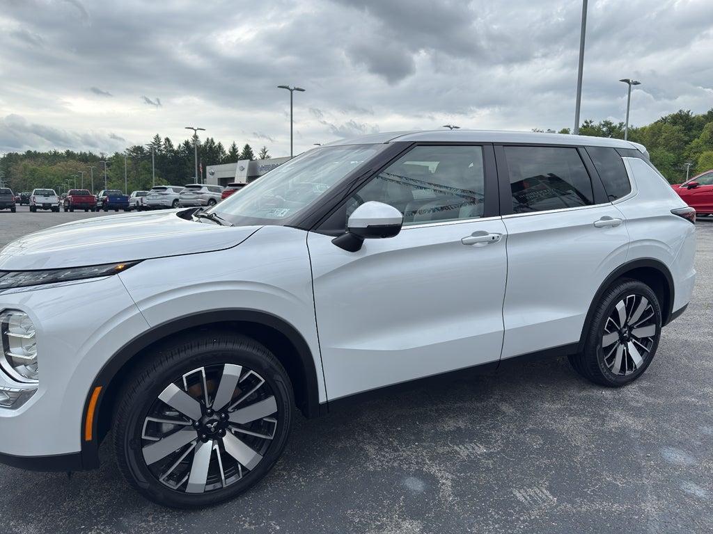 2026 Mitsubishi Outlander SE in White Diamond — front three-quarter view