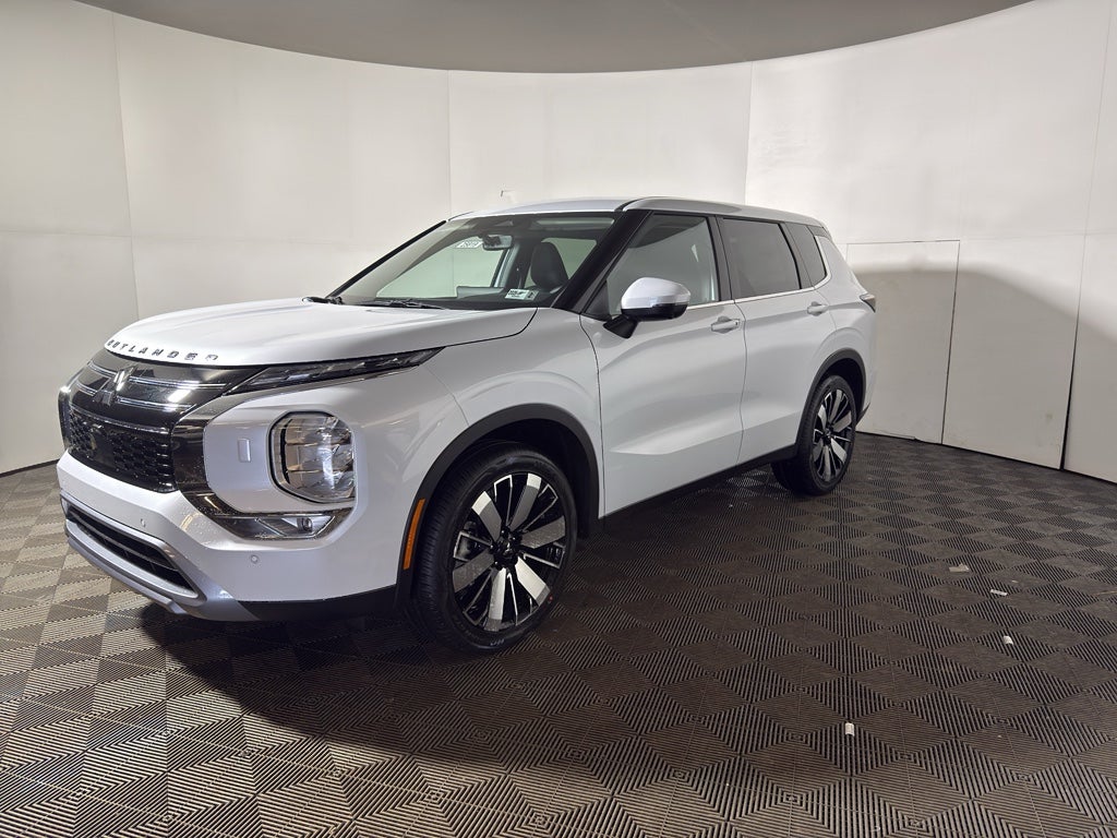 2026 Mitsubishi Outlander SE in White Diamond — front three-quarter view