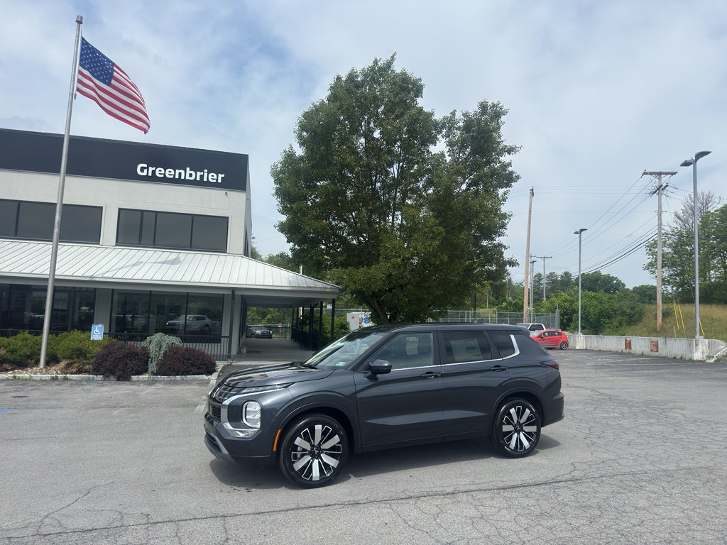 2026 Mitsubishi Outlander SE in Graphite Gray — front three-quarter view