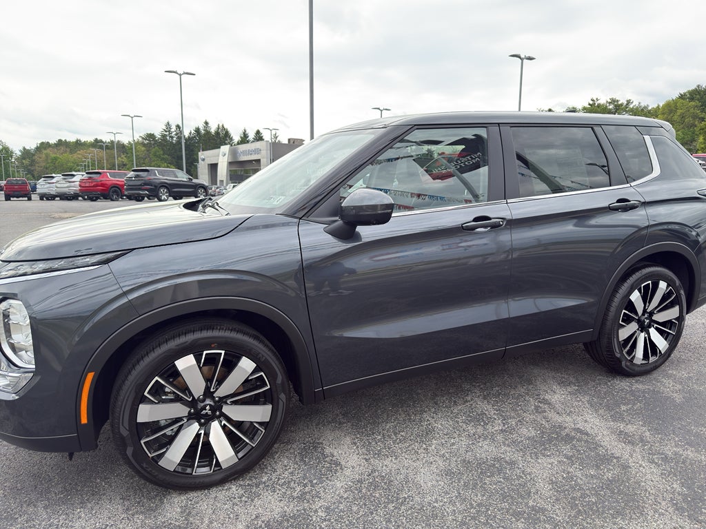 2026 Mitsubishi Outlander SE in Graphite Gray — front three-quarter view