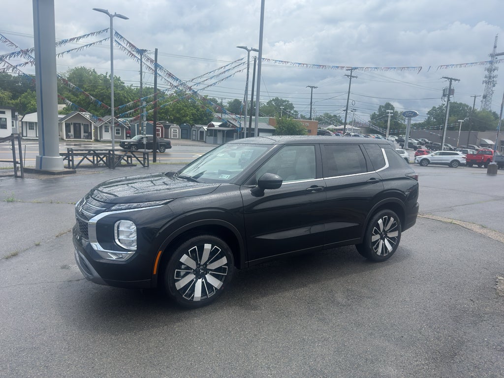 2026 Mitsubishi Outlander SE in Black Diamond — front three-quarter view