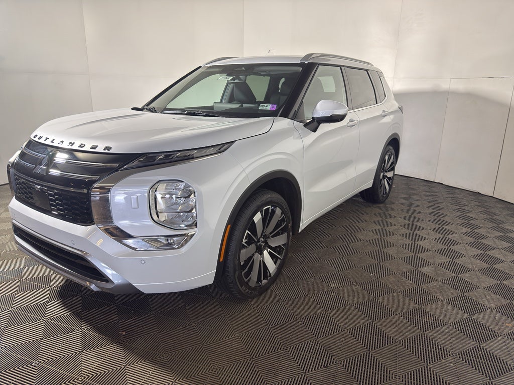 2026 Mitsubishi Outlander SEL in White Diamond — front three-quarter view